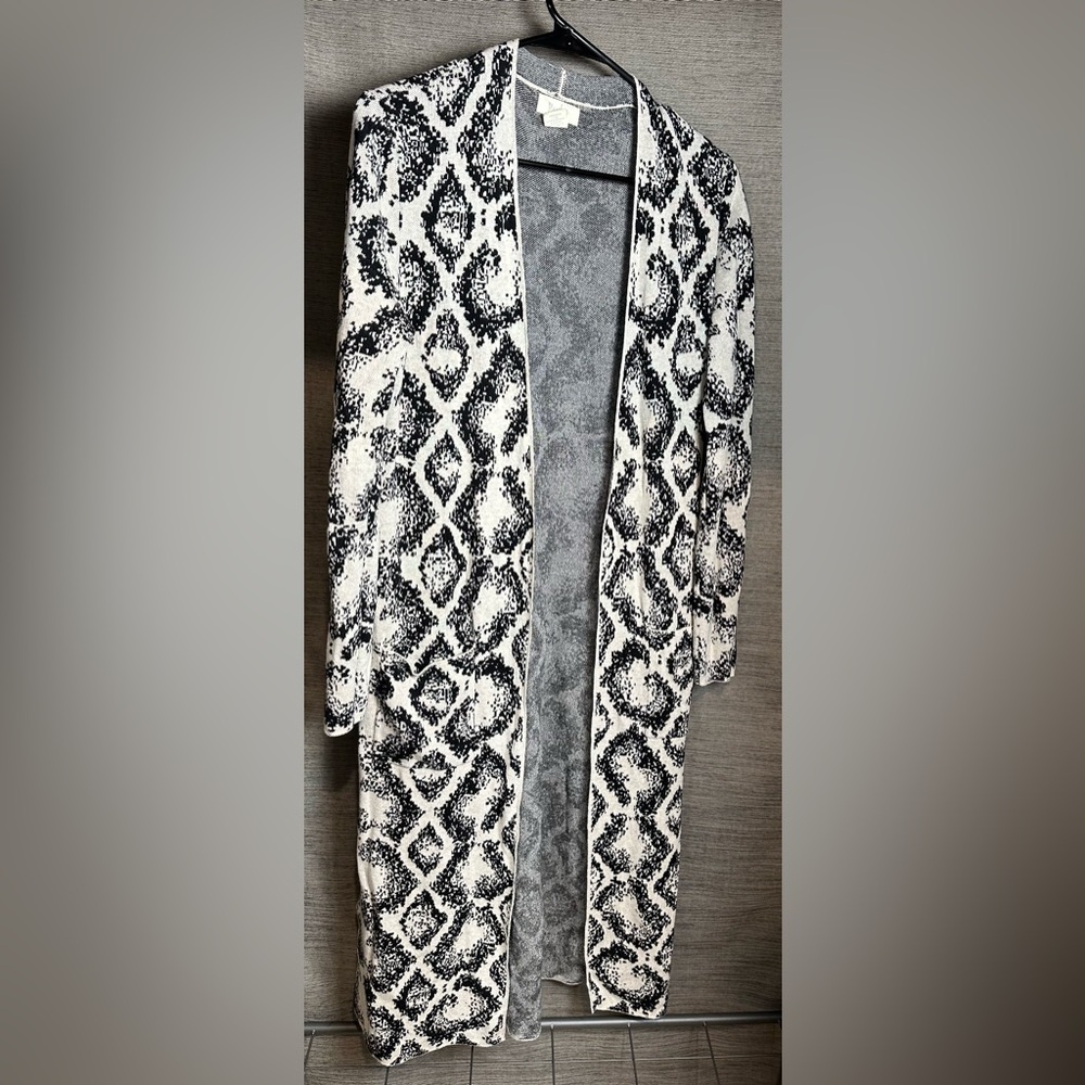 Kaisley Ivory & Black Print Long Cardigan Women’s Sz M Buttonless Cotton Pockets